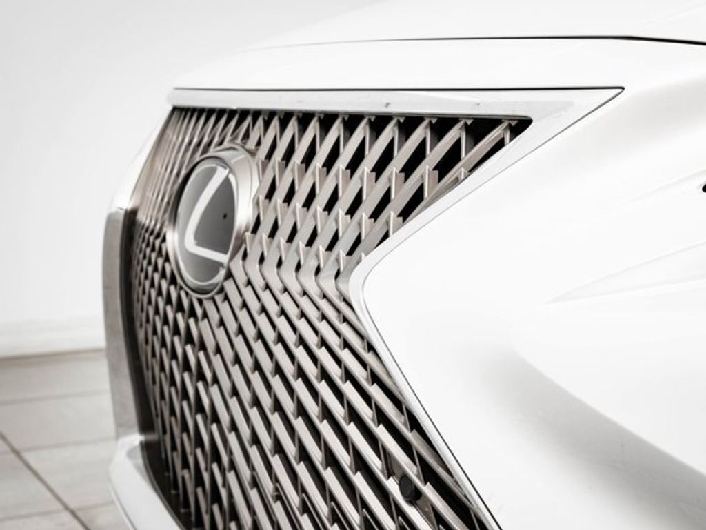 2019 LEXUS LS - photo 3