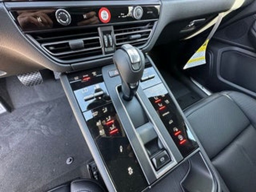 2026 PORSCHE Macan - photo 25
