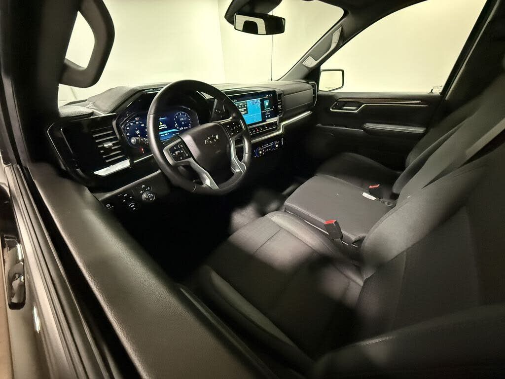 2026 CHEVROLET Silverado - photo 2