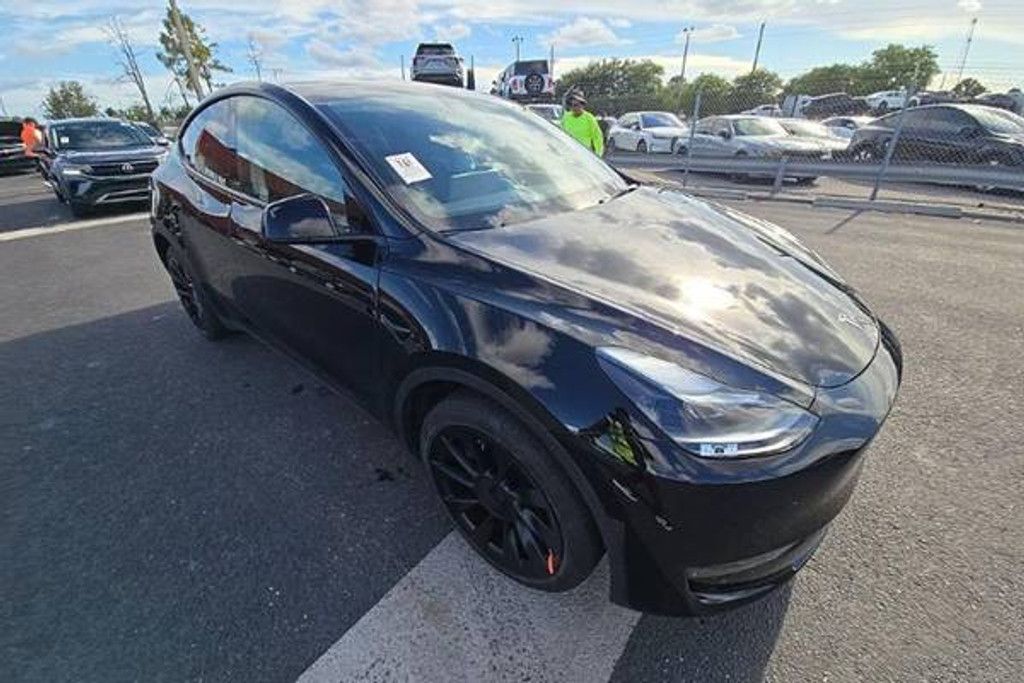 2023 TESLA Model Y - photo 2