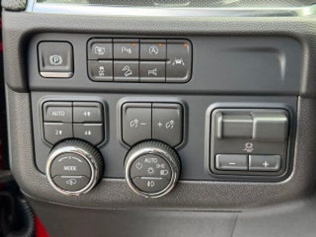 2026 CHEVROLET Suburban - photo 8