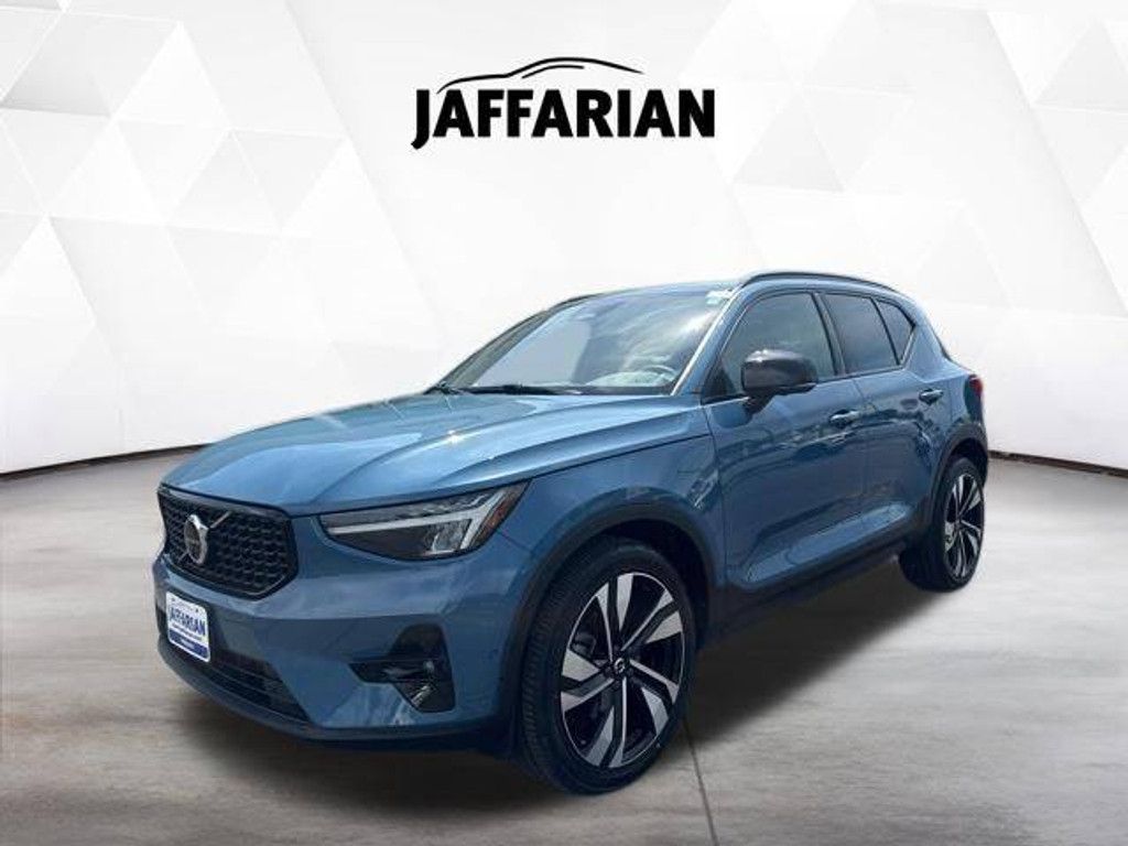 2023 Volvo XC40 Plus Dark