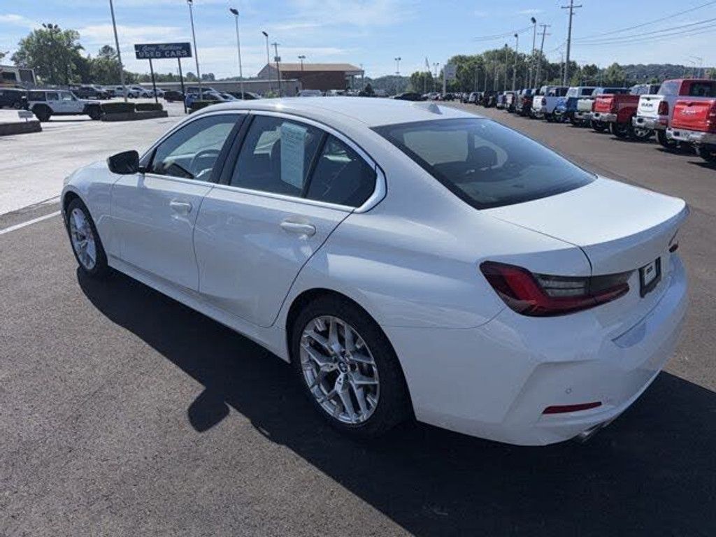 2025 BMW 330i - photo 2