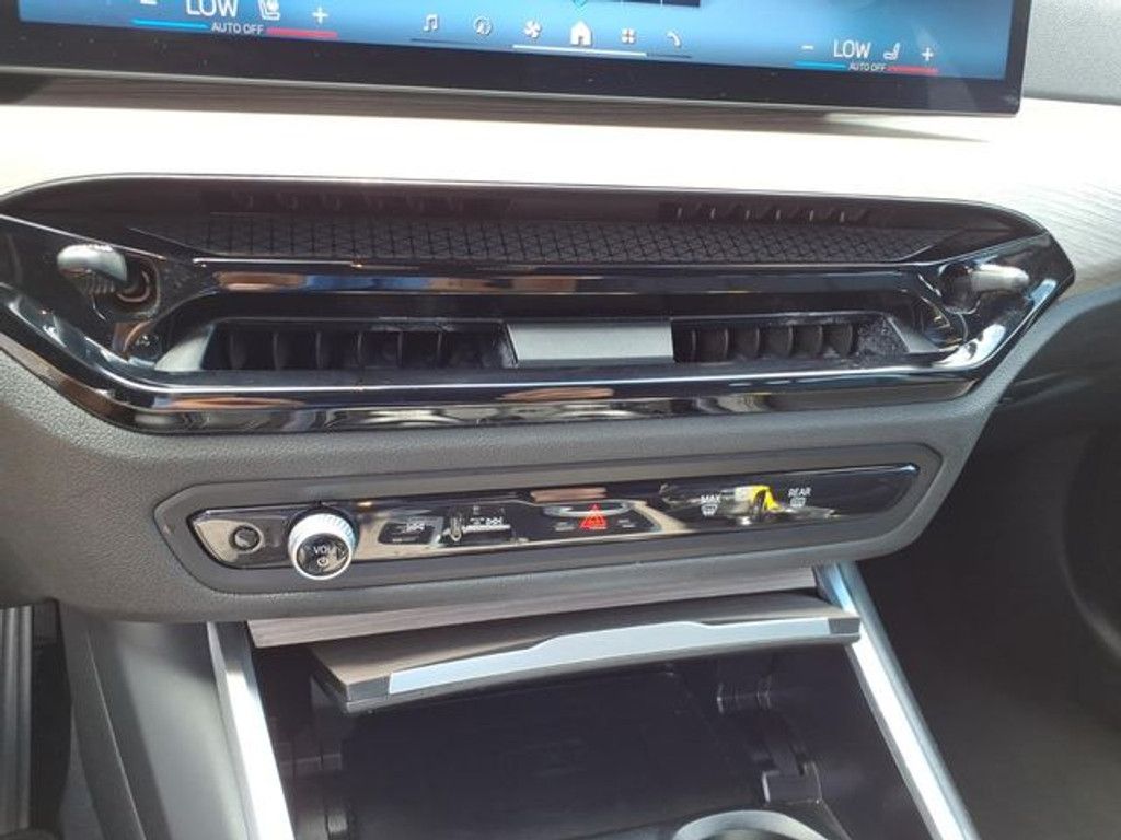 2025 BMW 330i - photo 21