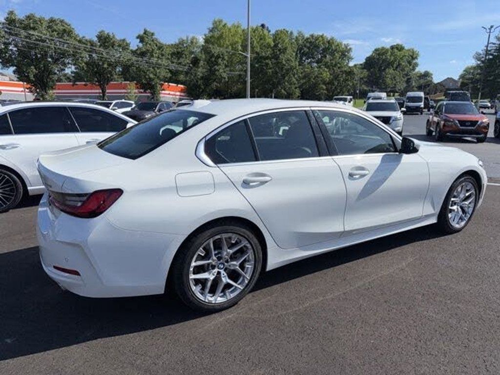2025 BMW 330i - photo 4