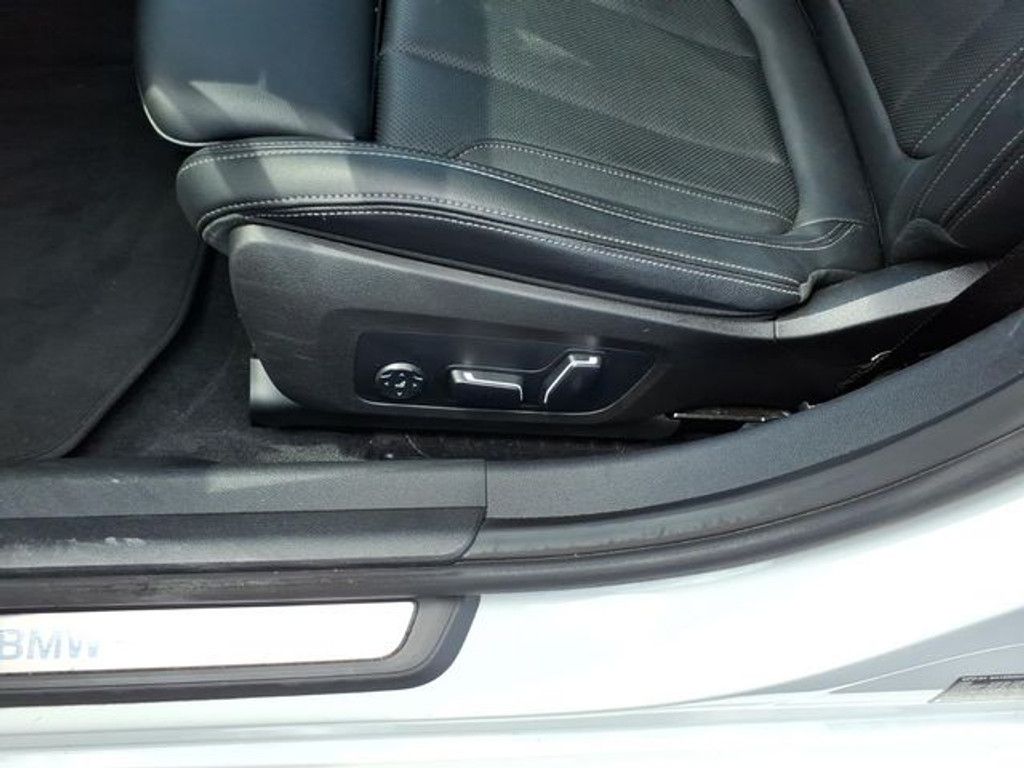 2025 BMW 330i - photo 14