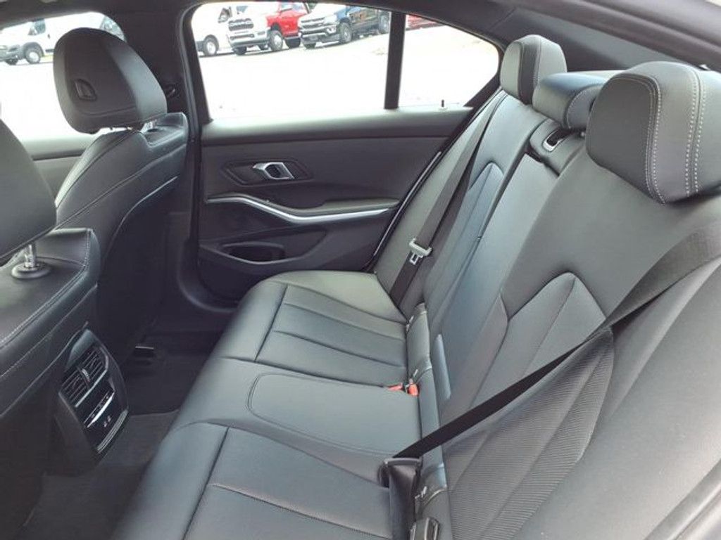 2025 BMW 330i - photo 15