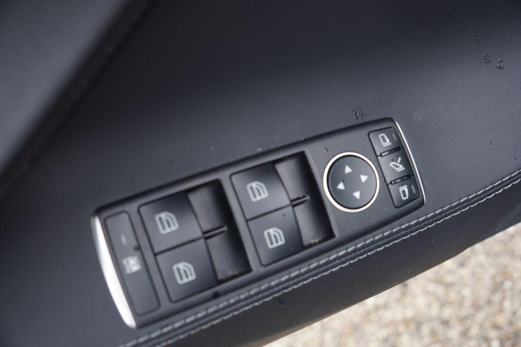 2020 TESLA Model S - photo 23