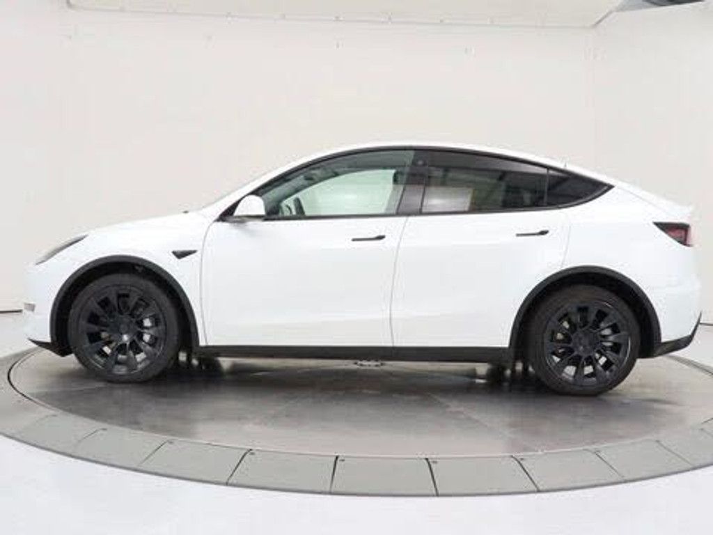 2023 TESLA Model Y - photo 2