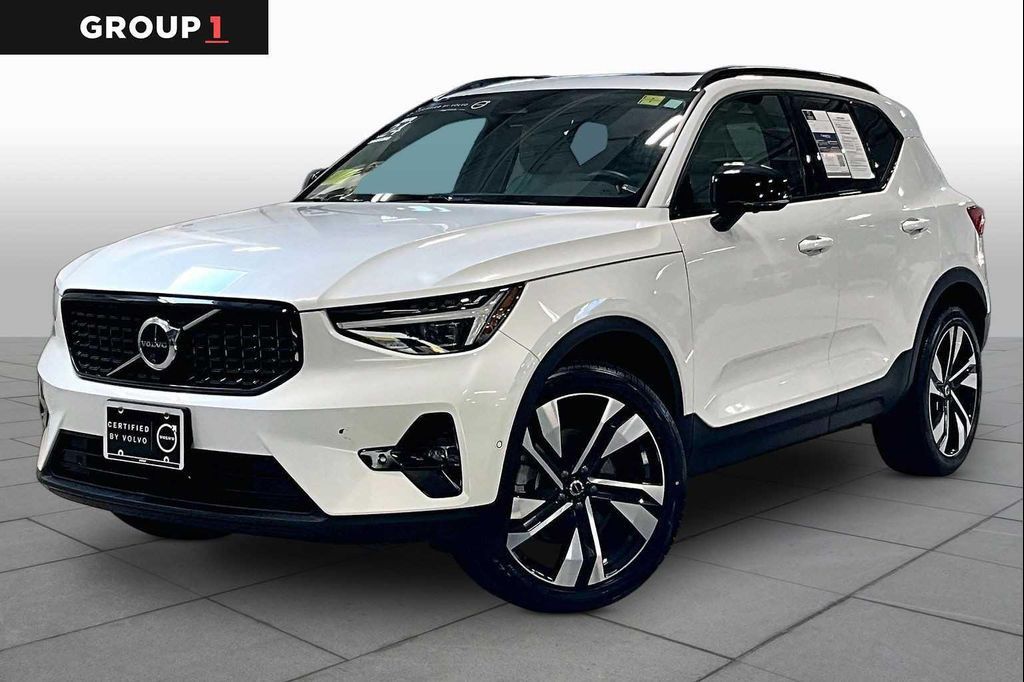 2024 Volvo XC40 Plus Dark