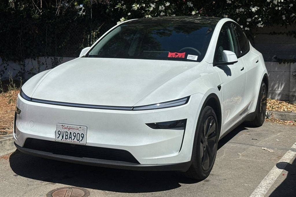 2026 TESLA Model Y - photo 2