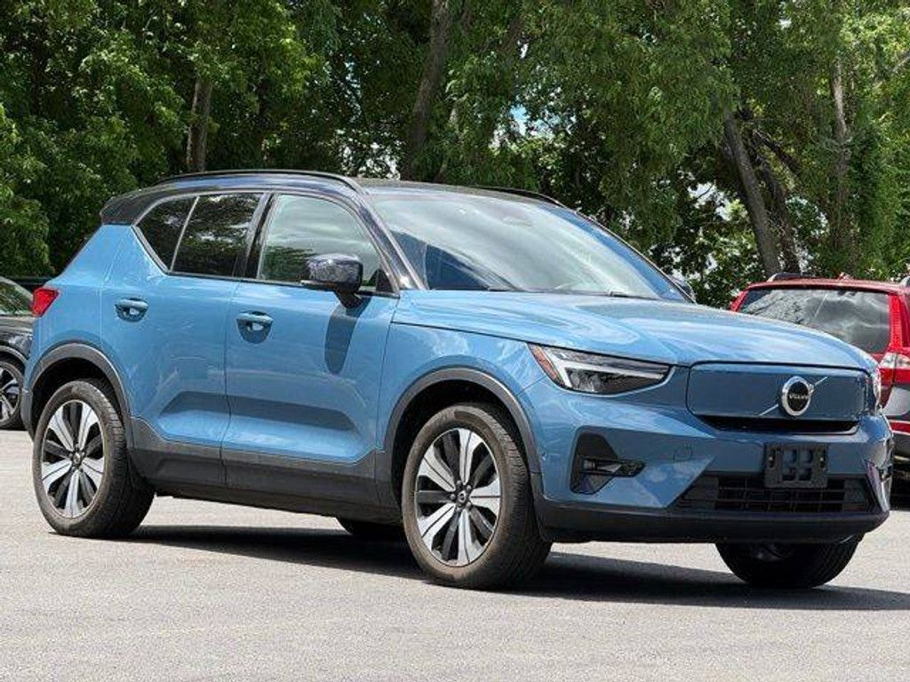 2023 Volvo XC40 Plus Dark
