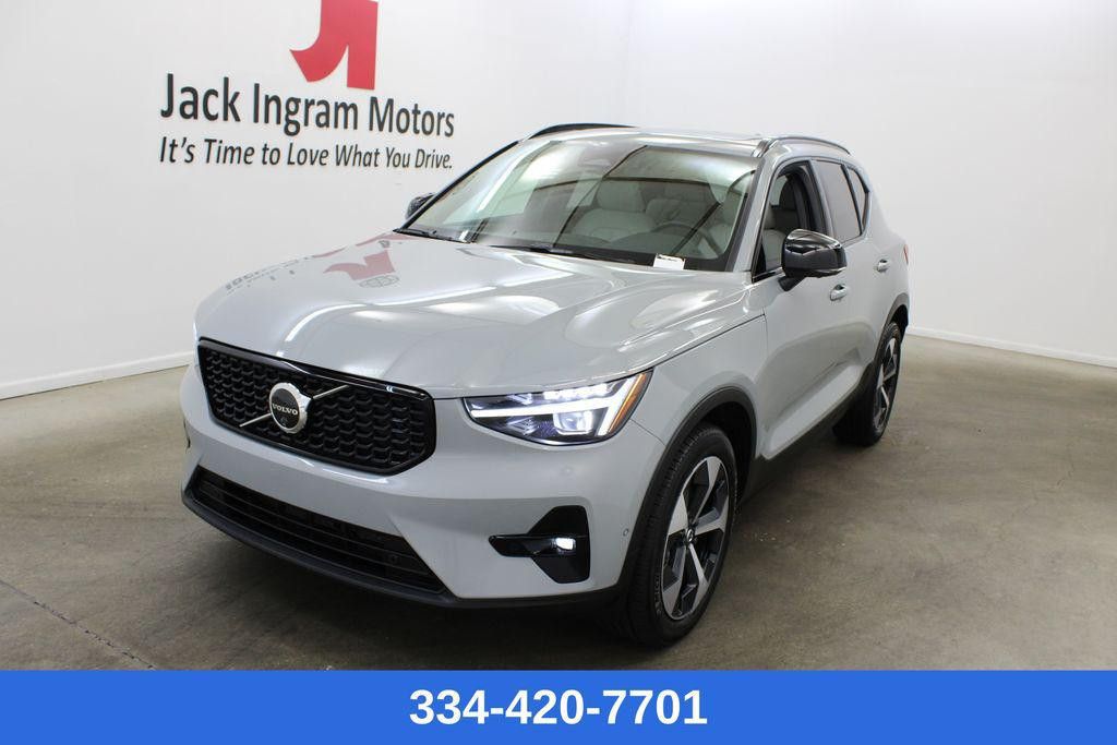 2026 Volvo XC40 Plus Dark