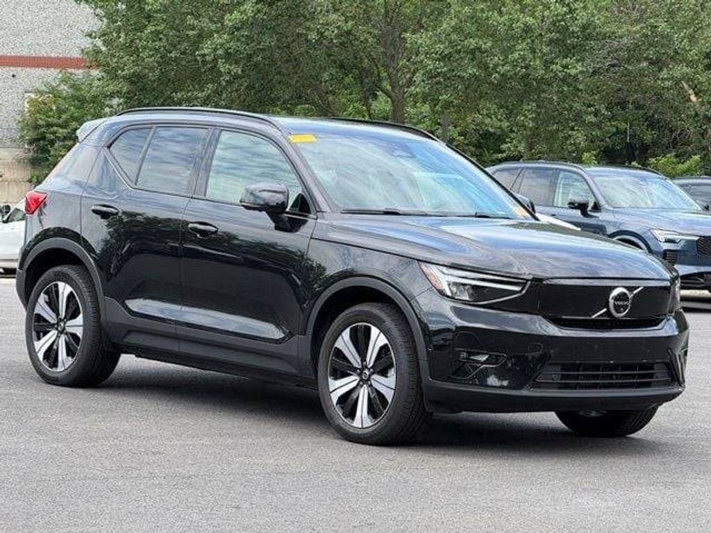 2023 Volvo XC40 Plus Dark