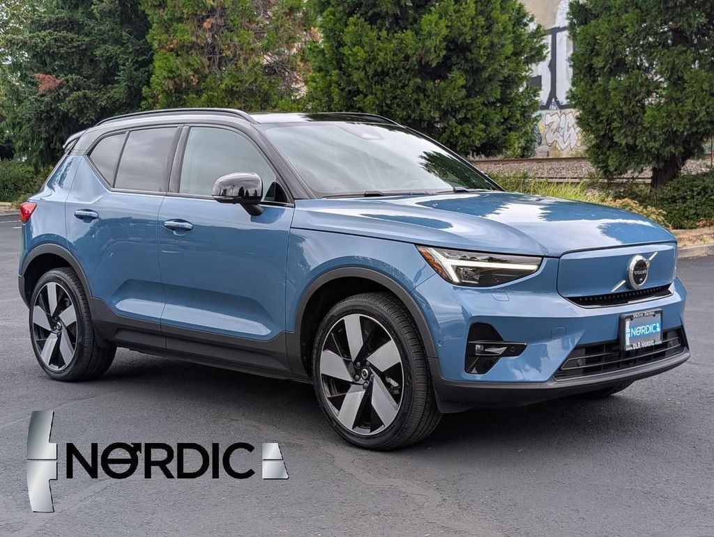 2023 Volvo XC40 Ultimate Dark