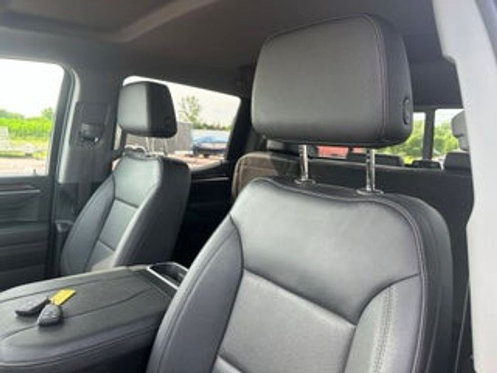 2025 CHEVROLET Silverado - photo 4