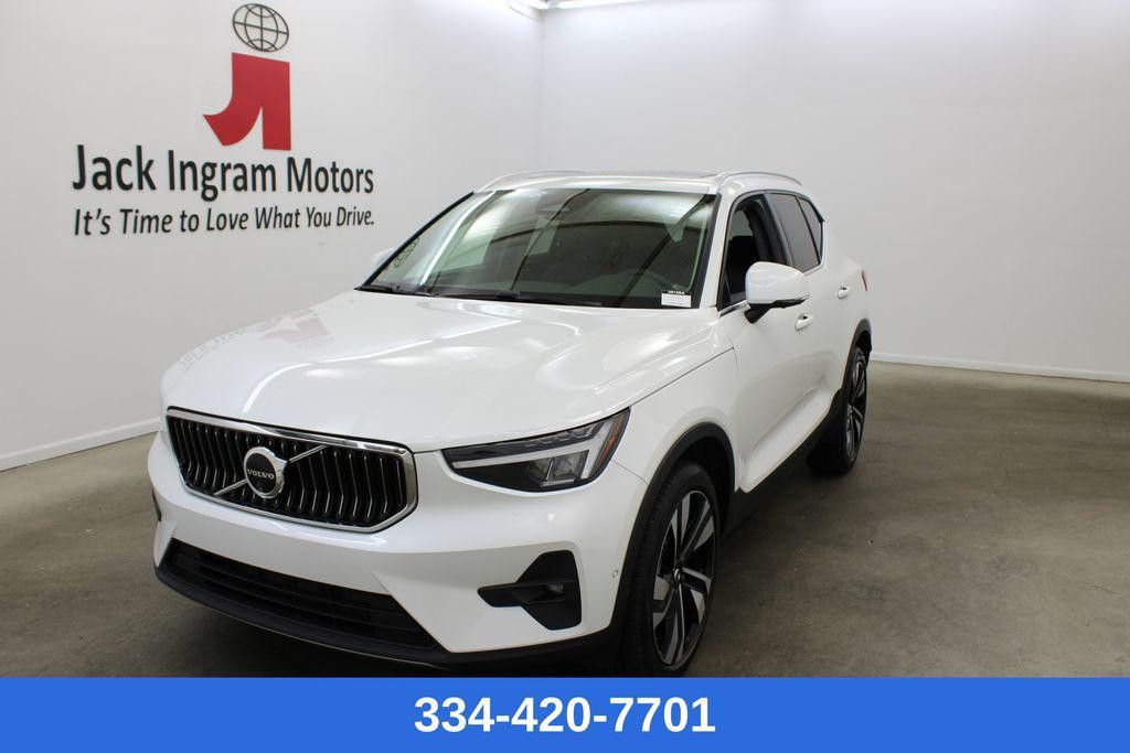 2024 Volvo XC40 Plus Bright
