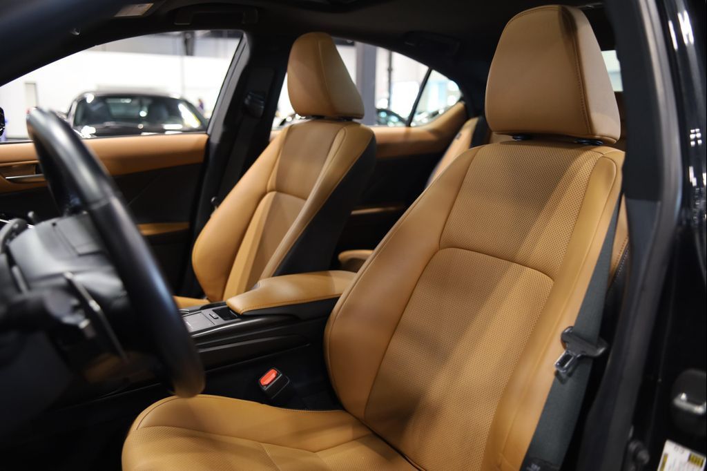 2025 LEXUS IS - photo 31