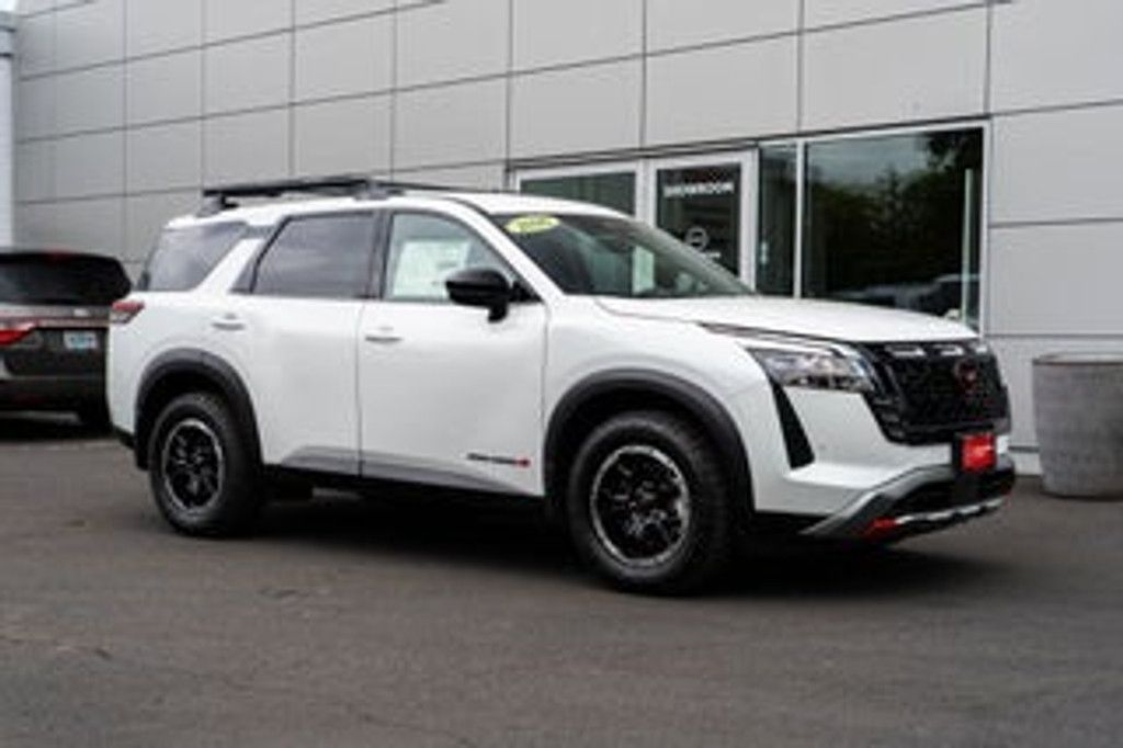 2024 Nissan Pathfinder SV