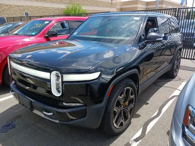 2023 Rivian R1S Adventure