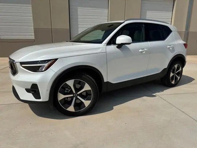 2023 Volvo XC40 Plus Bright