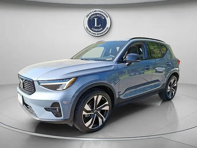 2023 Volvo XC40 B5 Plus Dark