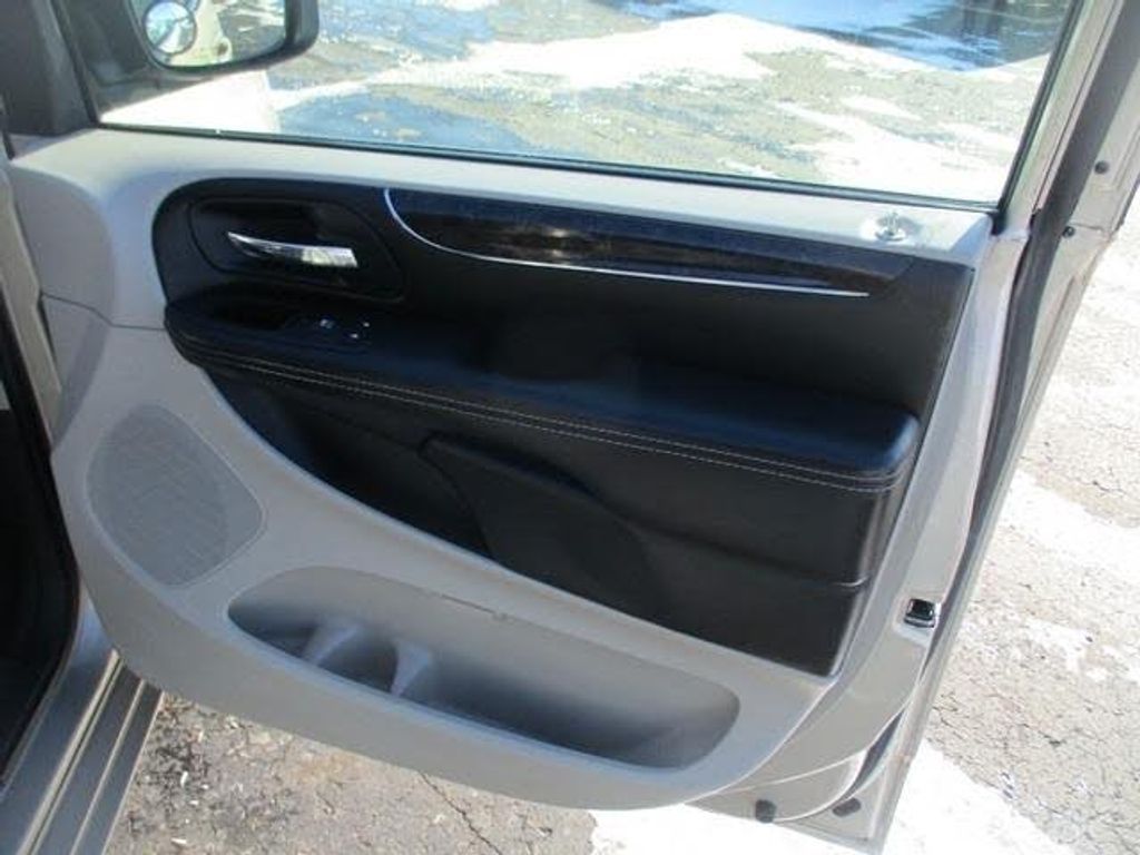 2015 CHRYSLER Town and Country - photo 19