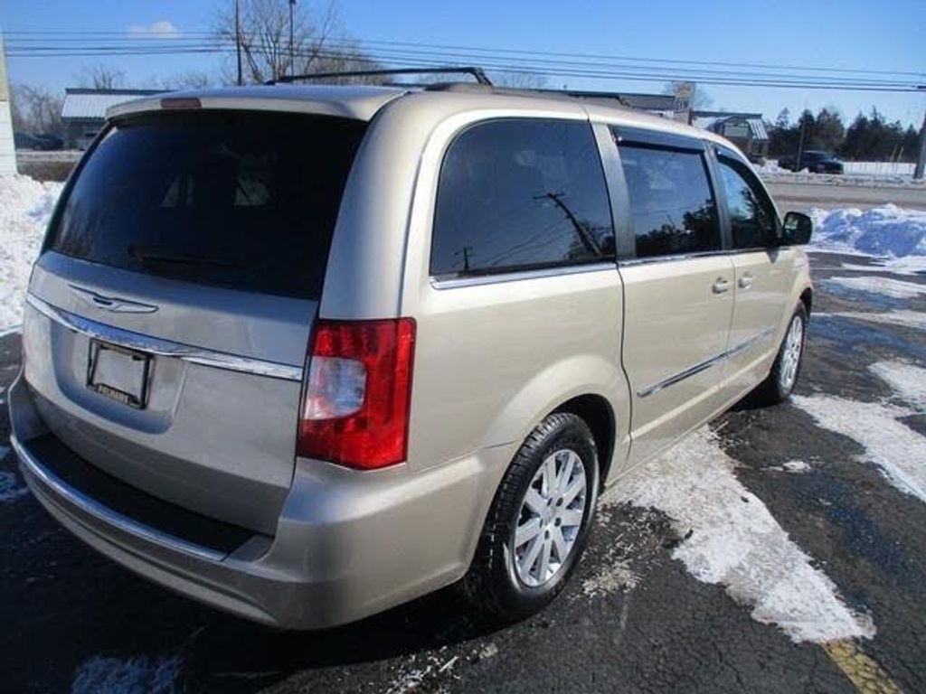 2015 CHRYSLER Town and Country - photo 4