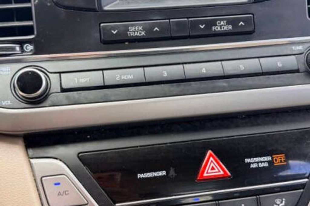 2017 HYUNDAI Elantra - photo 19