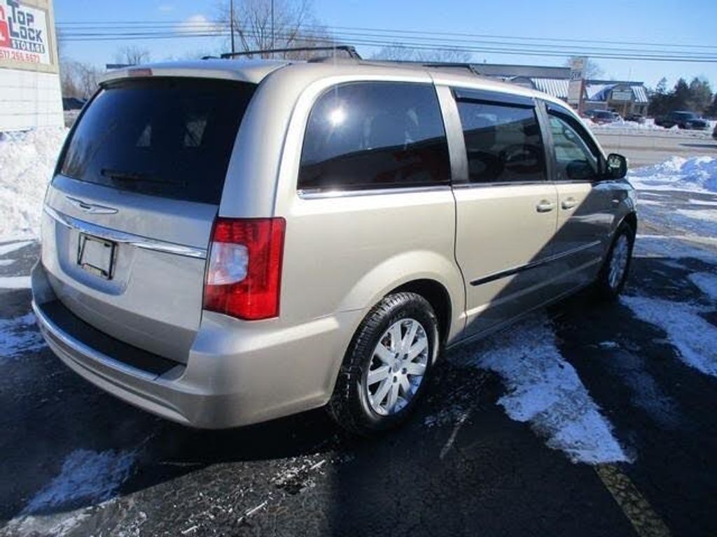 2015 CHRYSLER Town and Country - photo 5