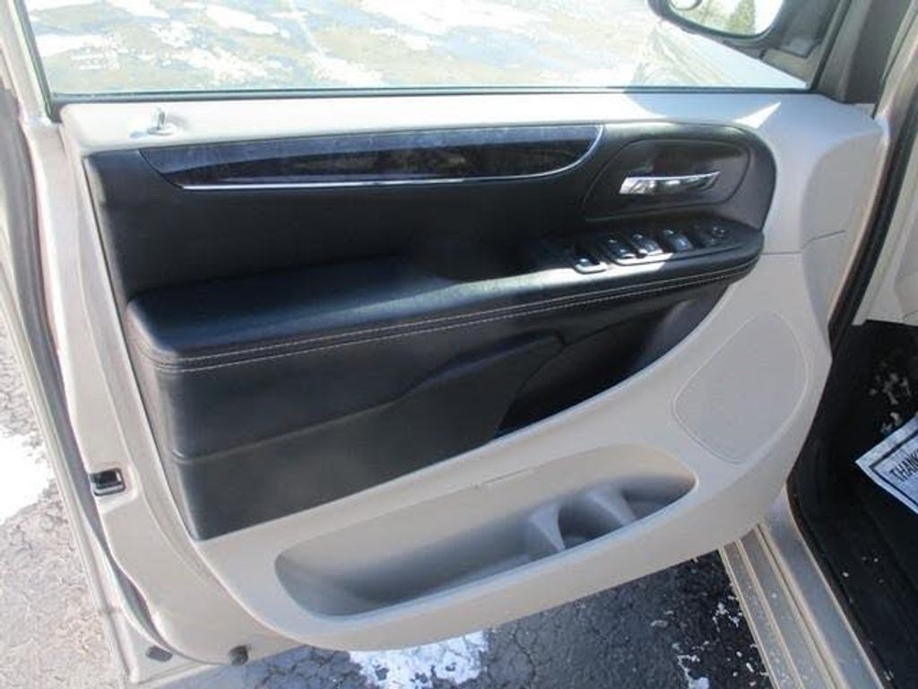 2015 CHRYSLER Town and Country - photo 10