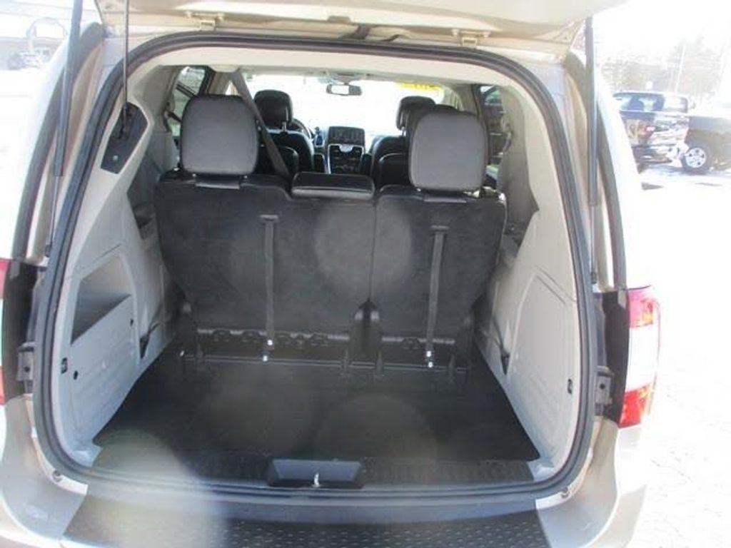 2015 CHRYSLER Town and Country - photo 13