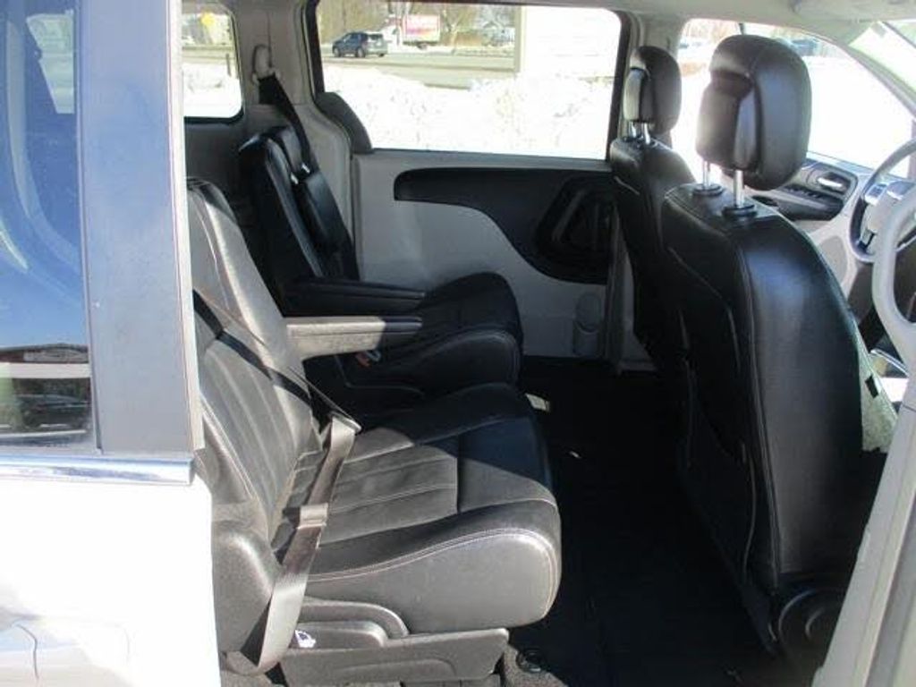 2015 CHRYSLER Town and Country - photo 14
