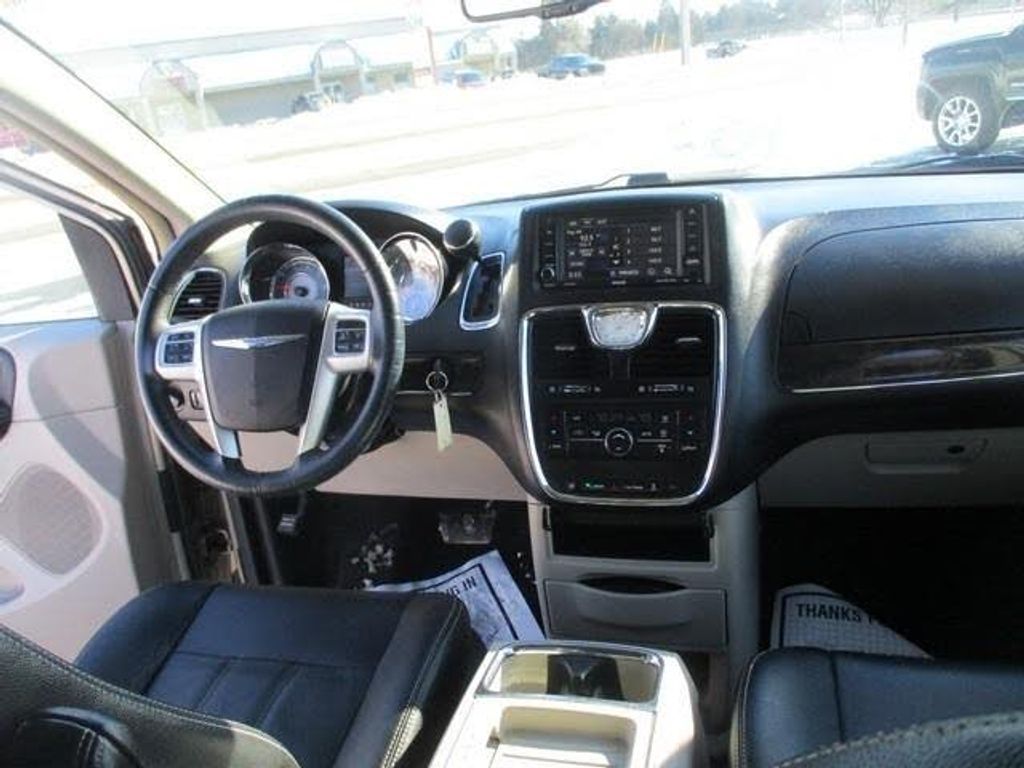 2015 CHRYSLER Town and Country - photo 15