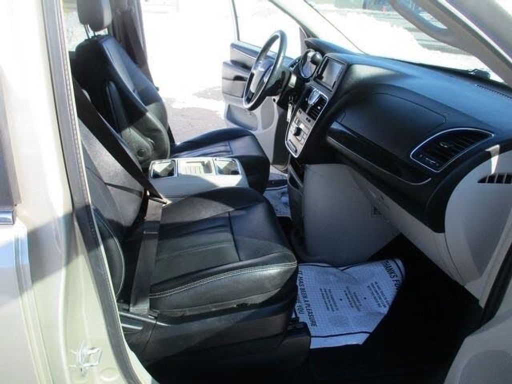 2015 CHRYSLER Town and Country - photo 17