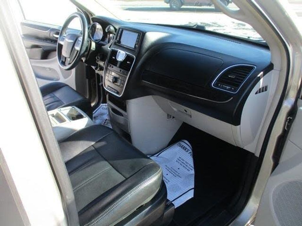 2015 CHRYSLER Town and Country - photo 18